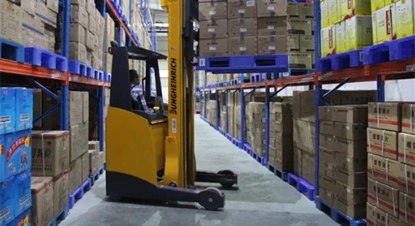 plastic pallet on shelves plastic pallet on shelves